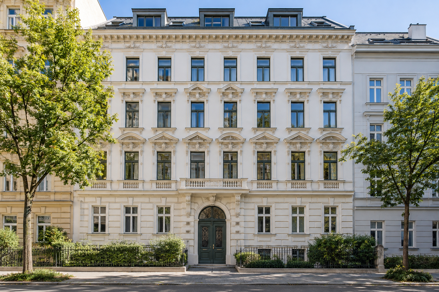 Vollständig sichtbare Fassade eines Wiener Altbaus mit Eingang, Fenstern und Dach